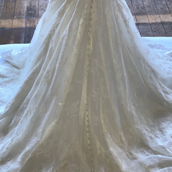 Lace wedding dress with medium train. - Picture 2 of 16